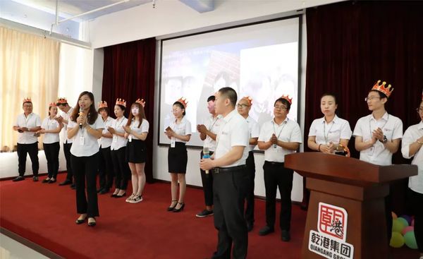 過(guò)生日的家人 過(guò)生日的家人